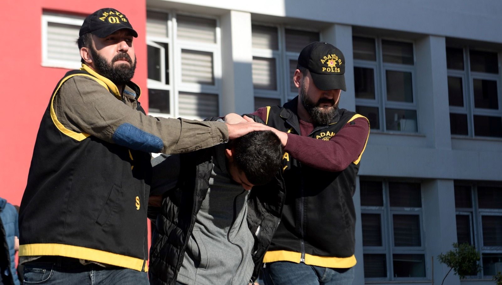 Adana’da “Garson bakar mısın” cinayeti: 3 sanığa 18’er yıl hapis cezası