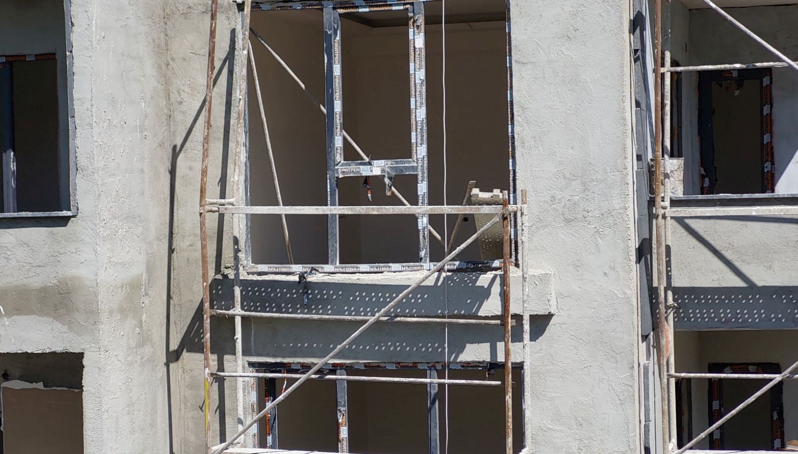 insaat merdivenlerinden yuvarlanan isci yaralandi TLGptOR6