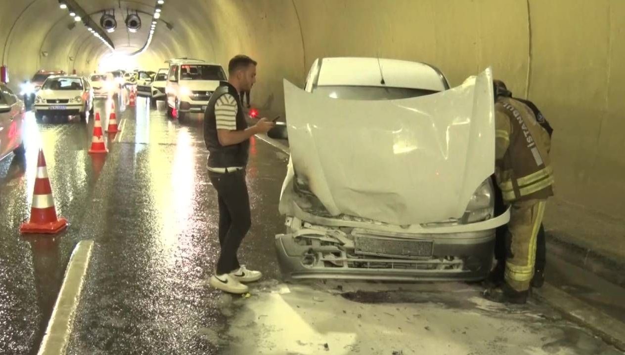 uskudarda tunel icinde zincirleme kaza bir arac yandi EqSJVSqC
