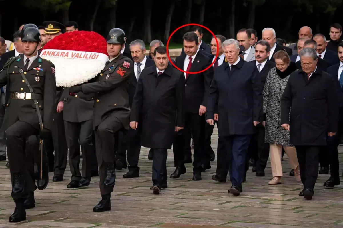 anitkabirdeki torene damga vuran goruntu yavas ve sorusturma izni isteyen bassavci yan yana 84stbGxW.jpg