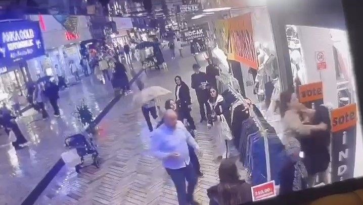 etek giyen universite ogrencisine saldiri gozaltina alindi IzHABtZj