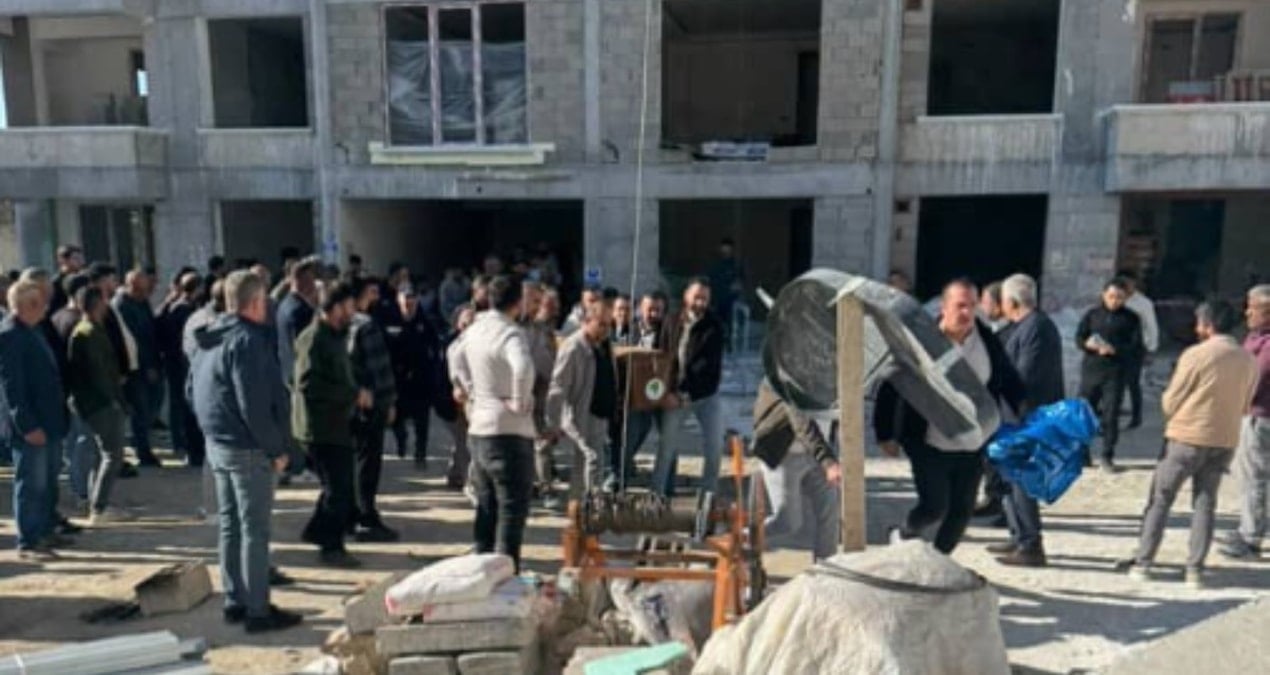 ikiye ayrilan asansorden dusen isciler can verdi igJhEbqJ