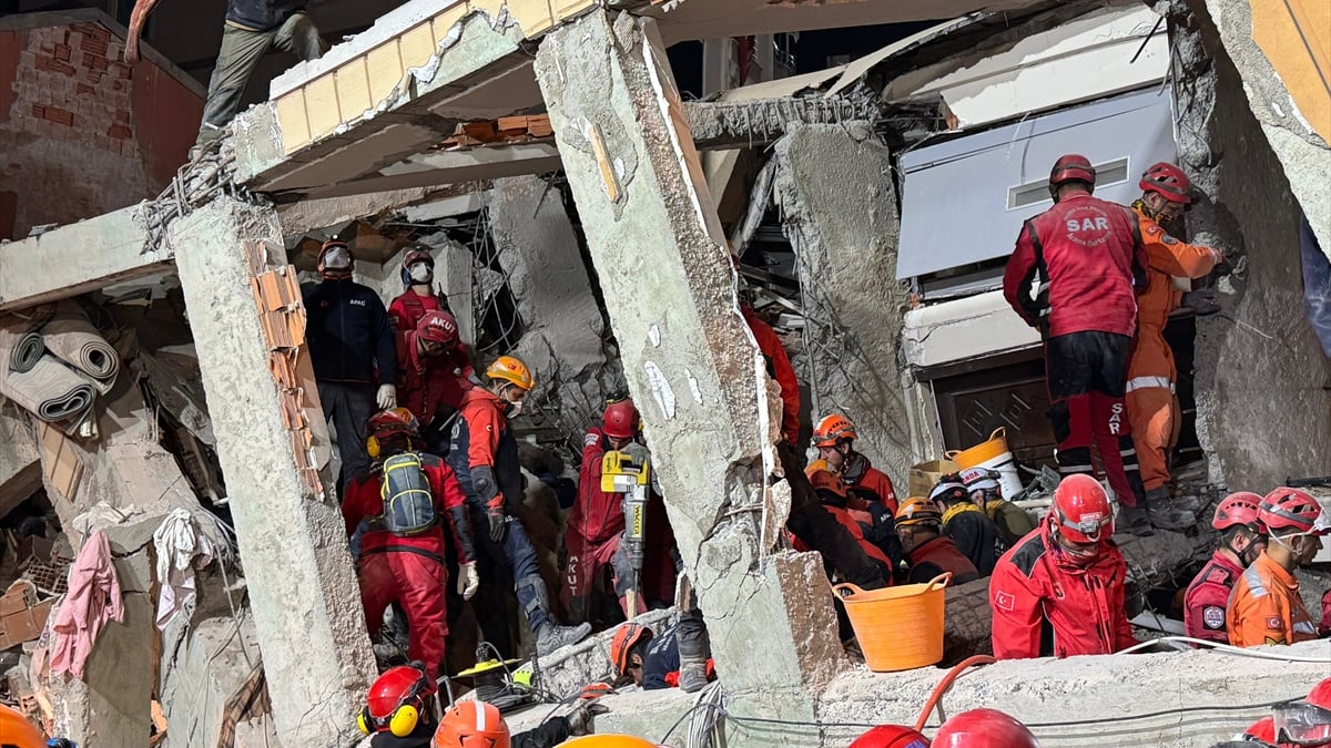 kocaeli gebzedeki enkazdan 19 saatte 1 kisi daha cikarildi 97x2yL4J.jpg