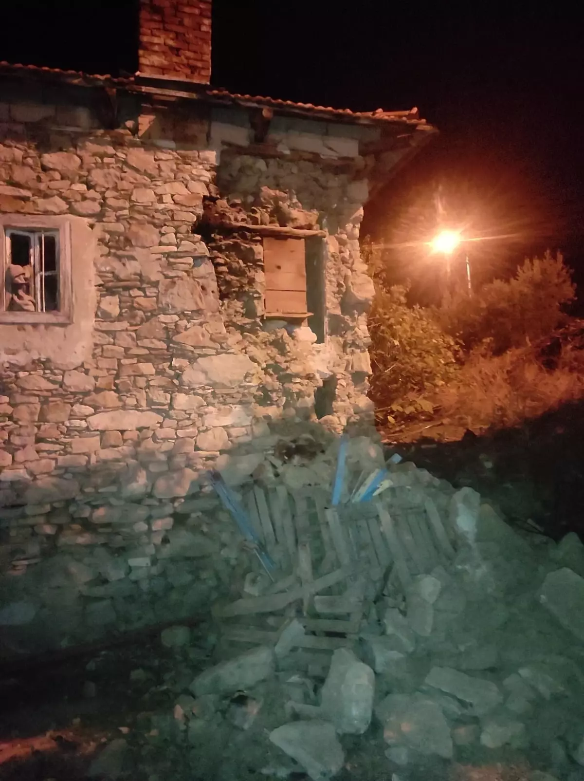 manisada deprem hasari 83 yapi etkilendi Pu6bd2Oi.jpg