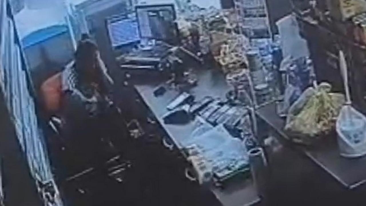 manisada eski es dehseti kucagindaki bebege aldirmadan defalarca bicakladi OS8DkOIg