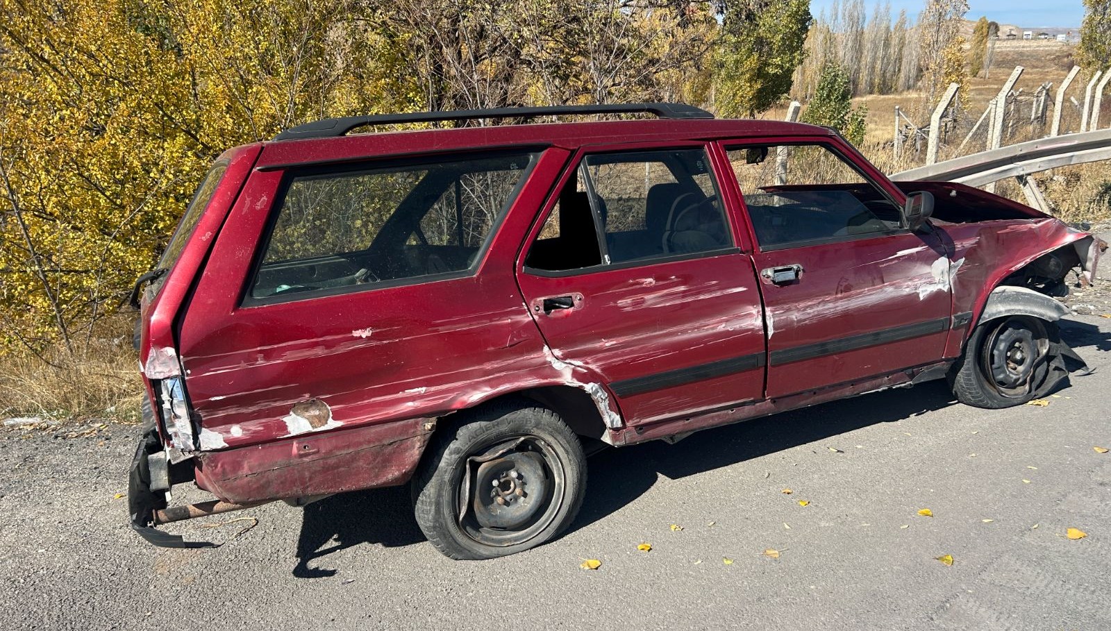 otomobil bariyerlere carptibiriagir ikiyarali J58Fd3BZ.jpg