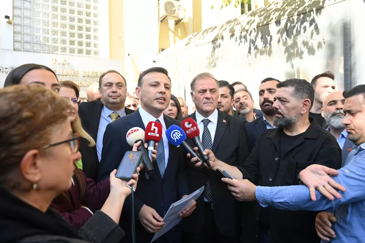 ozgur celik chp istanbul il baskanligina yeniden secildi DveStEHa.jpg