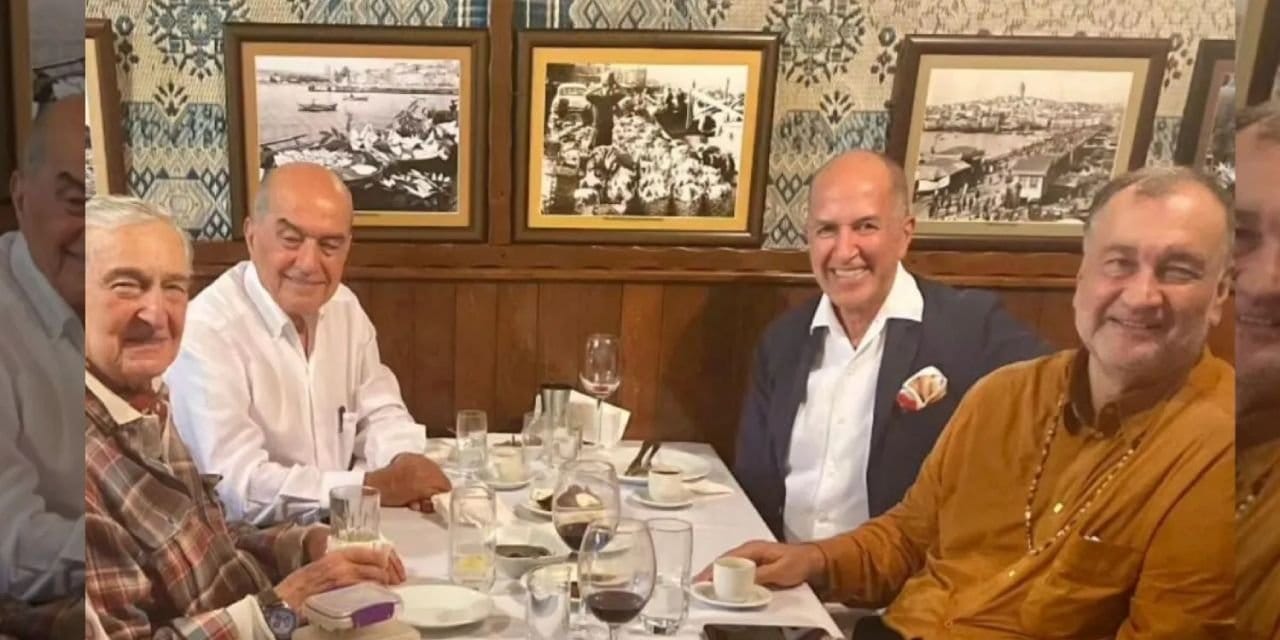 surpriz bulusma rahmi koc ve murat ulker ayni masada Qqc9xerx.jpg