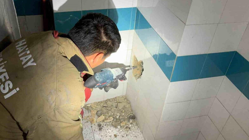 bacada-mahsur-kalan-yavru-kedi-kurtarildi-6NNsZhzh