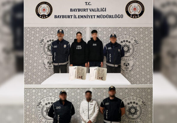 bayburtta-5-duzensiz-gocmen-yakalandi-3-sahte-pasaport-cikti-NR84A1Vz