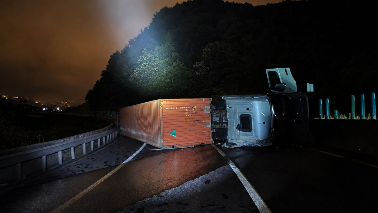 Askeri mühimmat yüklü TIR Bolu Dağı’nda devrildi