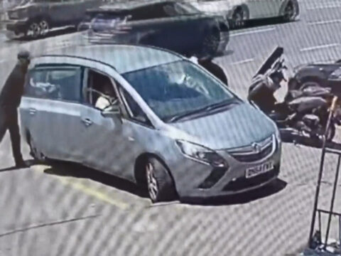 Rumen turiste arabasında otururken akılalmaz tuzak! Paraları alıp boş çantayı geri bıraktılar
