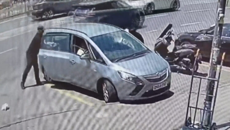 Rumen turiste arabasında otururken akılalmaz tuzak! Paraları alıp boş çantayı geri bıraktılar