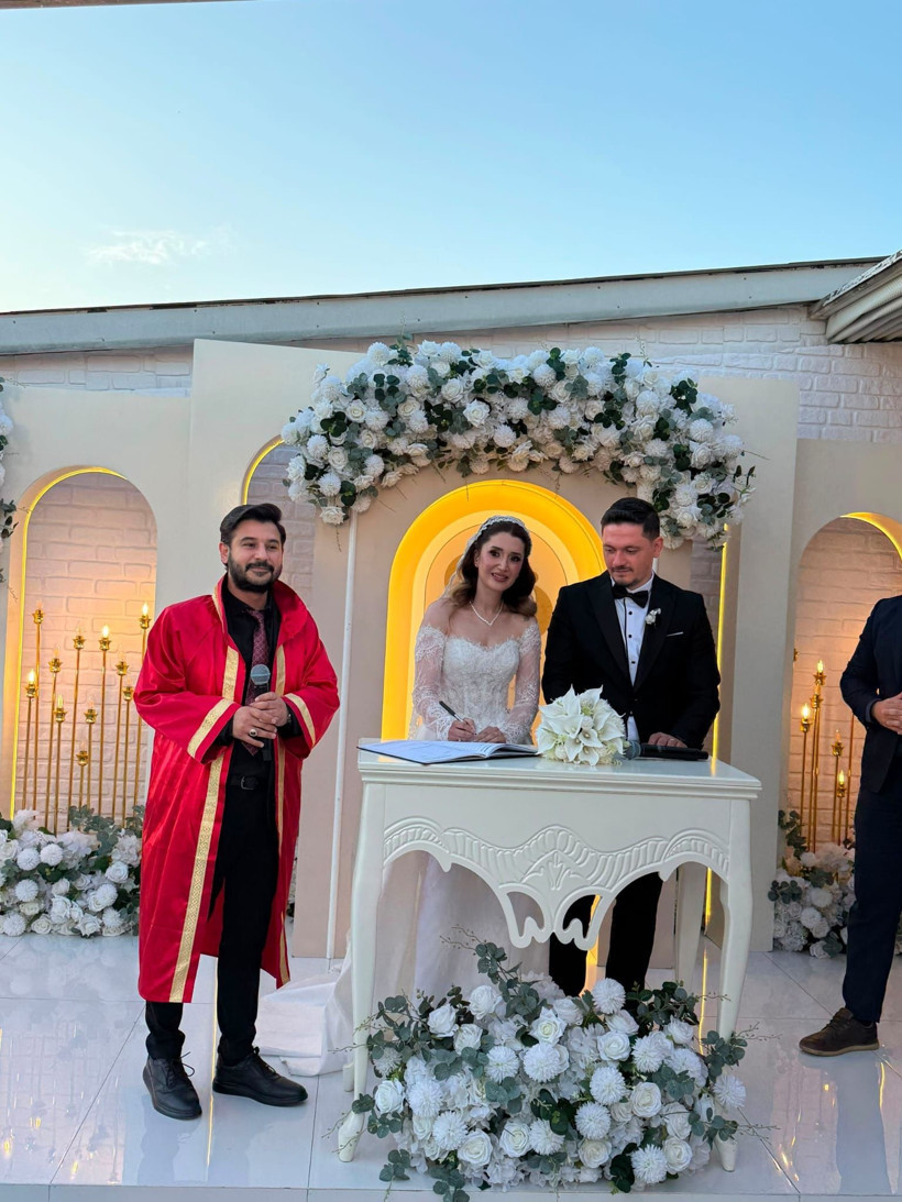 Düğünlerin Yeni Gözdesi ‘Tiyatral Nikah Memuru’: Fiyatlar Cebinizi Yakabilir