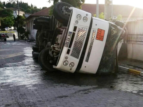 Balyada akaryakit yuklu tanker devrildi ekipler felaketi onledi D6xt1dLF