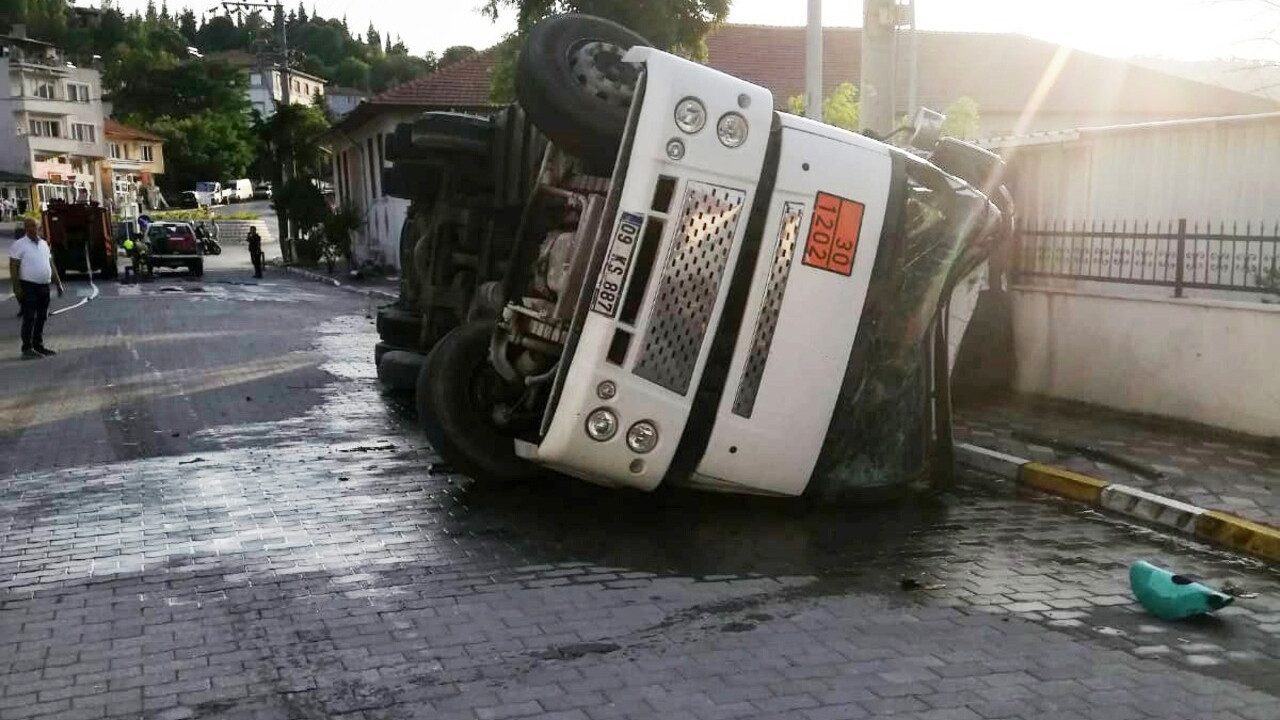 Balyada akaryakit yuklu tanker devrildi ekipler felaketi onledi D6xt1dLF