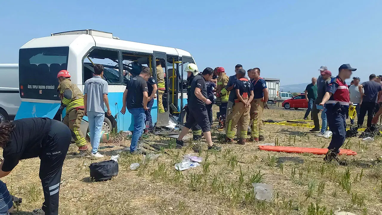 Manisada feci kaza olu ve yaralilar var 8OU7VdAd